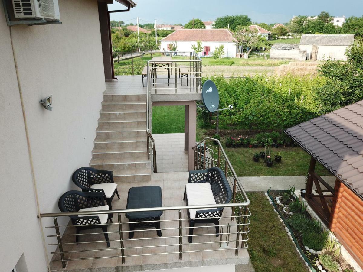 Eko Apartmani Krackovic Golubovci Kültér fotó
